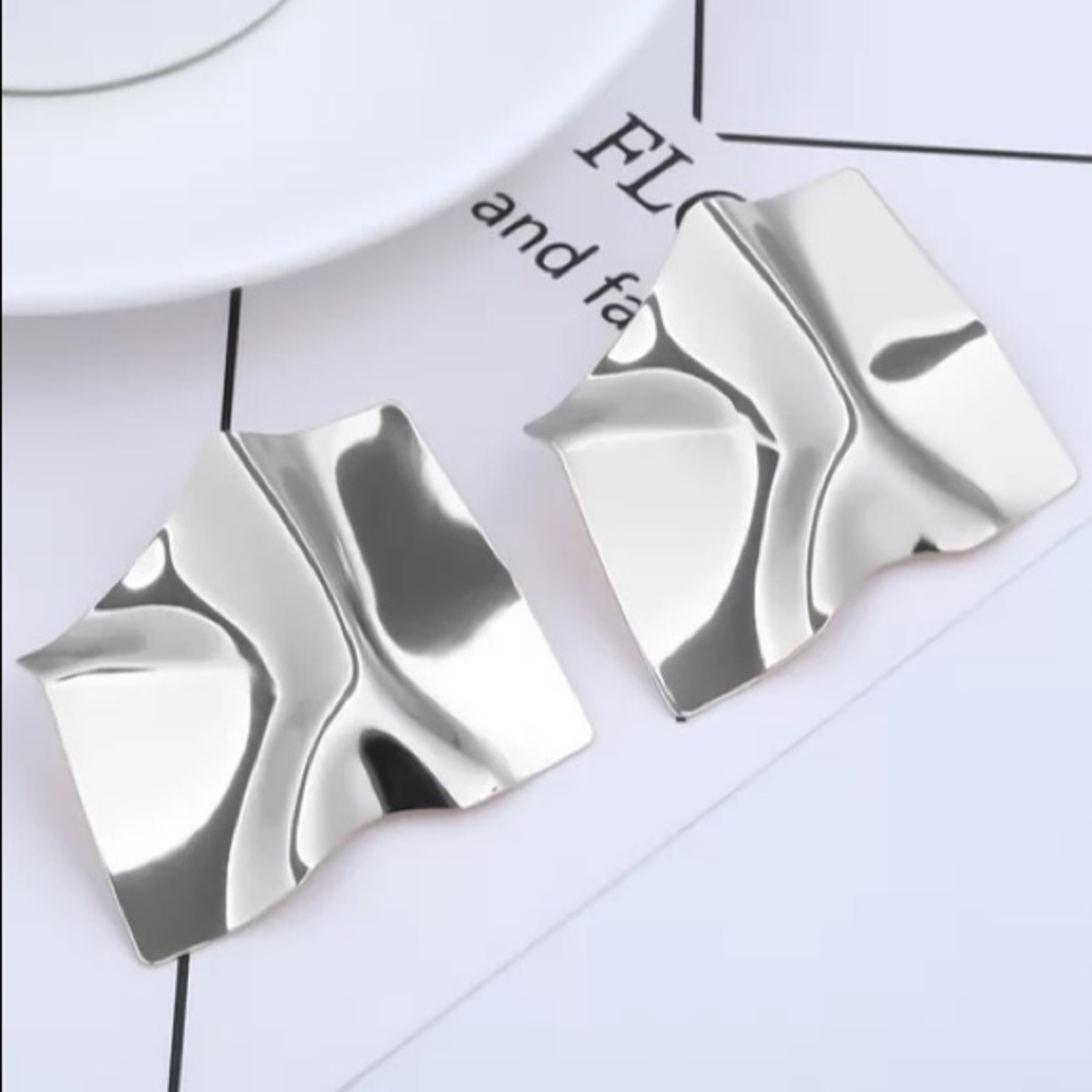 NEW💙💎MODERN SILVERY💍STATEMENT PAPER EARRING💎💙 - Picture 7 of 8